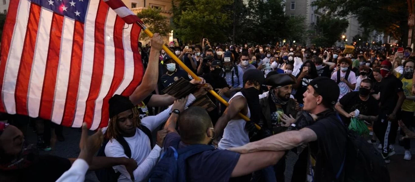 Σκηνές «χάους» στις ΗΠΑ: Άνδρας απείλησε διαδηλωτές με... τόξο - Τον ξυλοκόπησαν άγρια (βίντεο)